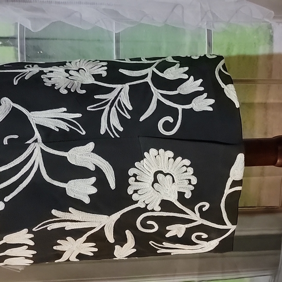 Silk Club Collection Women's Black & White Floral 100% Silk Pencil Skirt, size 4 - Picture 9 of 14